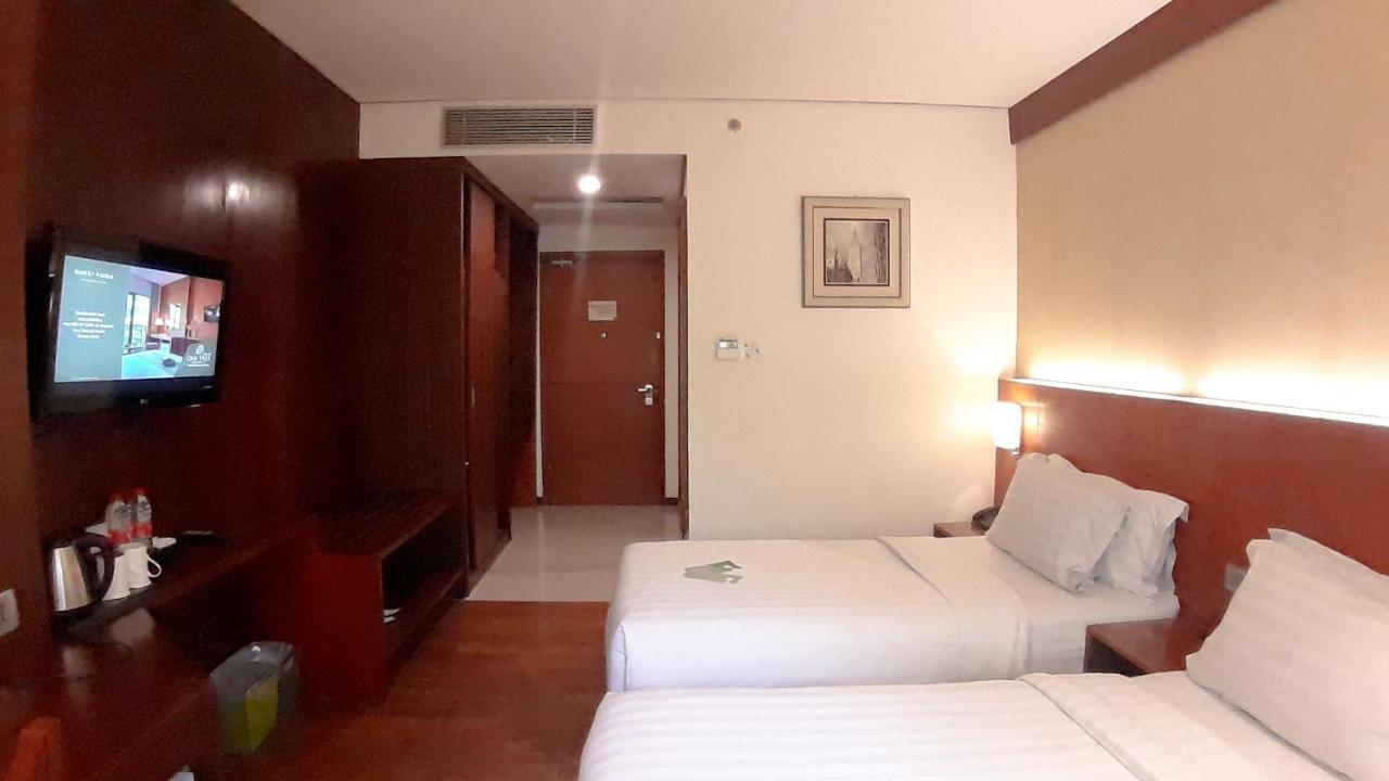 Oak Tree Emerald Hotel & Coventions Semarang Exterior photo