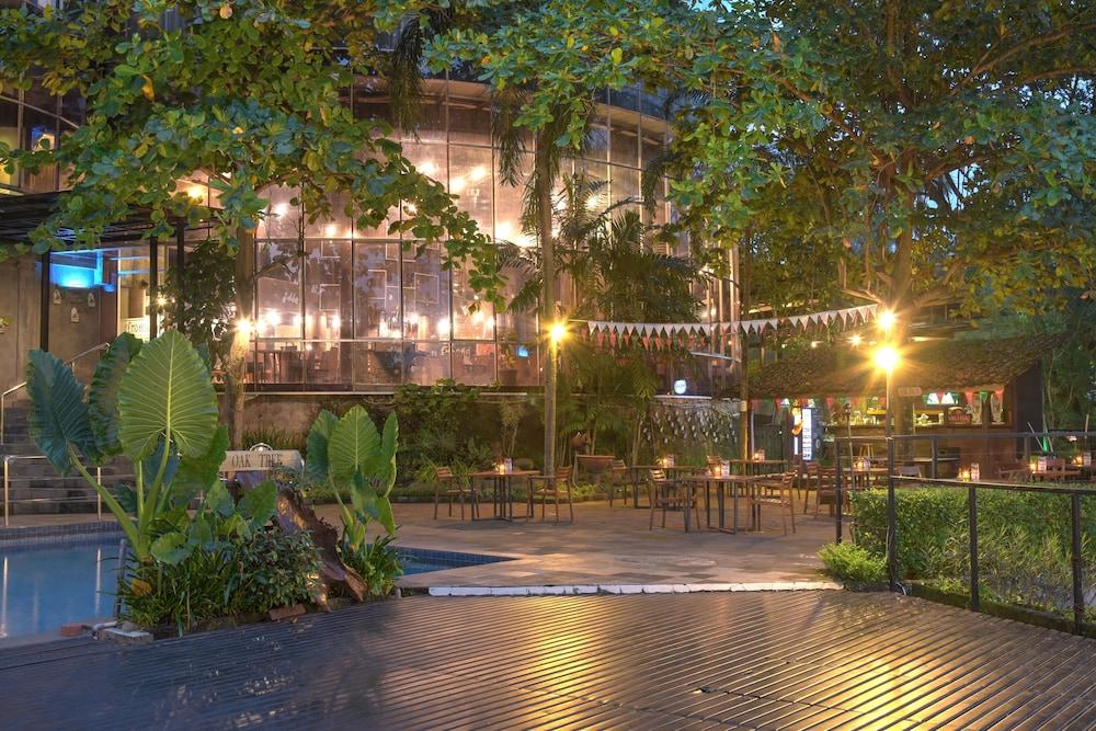 Oak Tree Emerald Hotel & Coventions Semarang Exterior photo