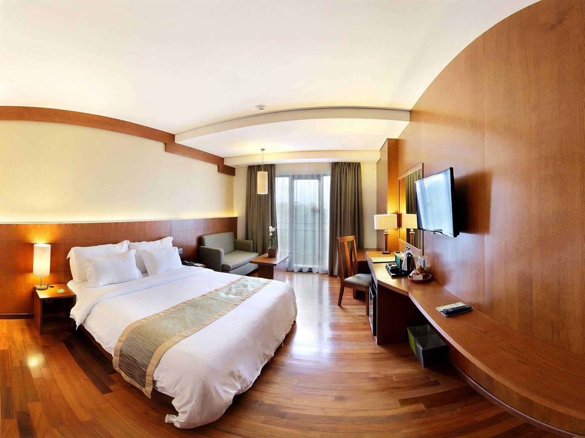 Oak Tree Emerald Hotel & Coventions Semarang Exterior photo